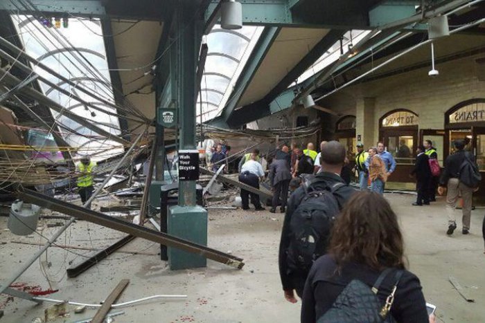 Ilustračný obrázok k článku VIDEO: Vlak hrôzy vrazil do železničnej stanice. Medzi stovkou zranených sú aj mŕtvi