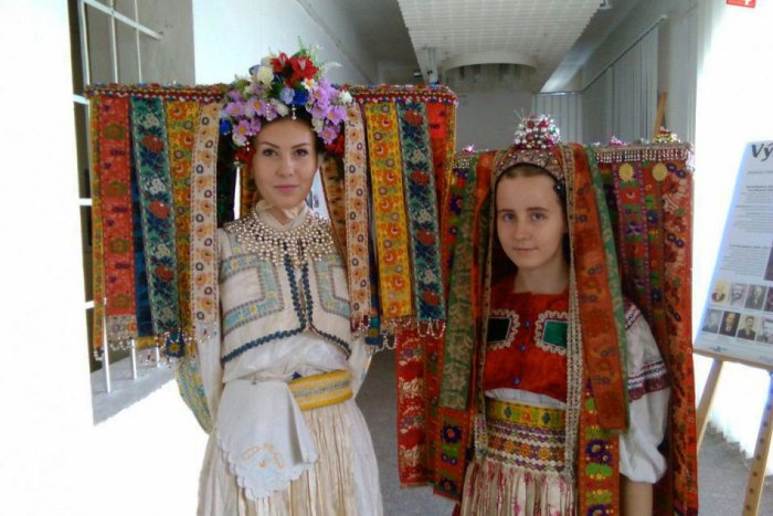 Ilustračný obrázok k článku FOTO: Lučenčania obdivovali unikátne kroje. Pestrá krása tradícií Novohradu