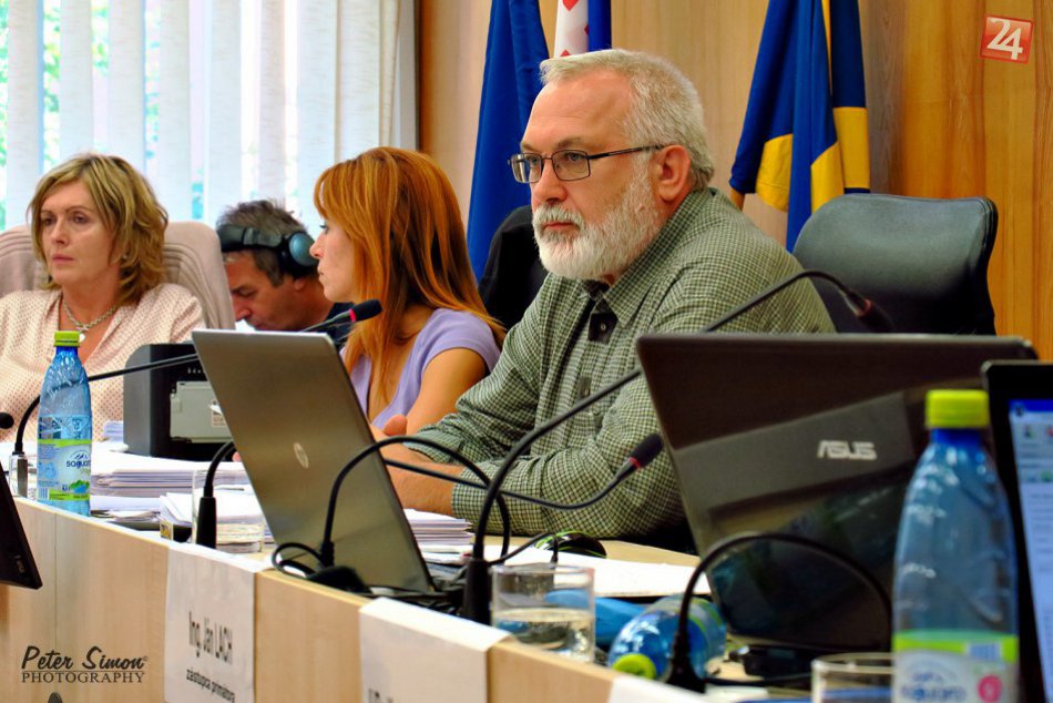 Ilustračný obrázok k článku Horúca správa z rožňavského parlamentu: Zástupca primátora sa vzdal funkcie!