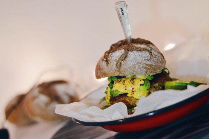 Ilustračný obrázok k článku Redakcia radí: Tuniakový burger so zelerovými hranolkami si zamilujete