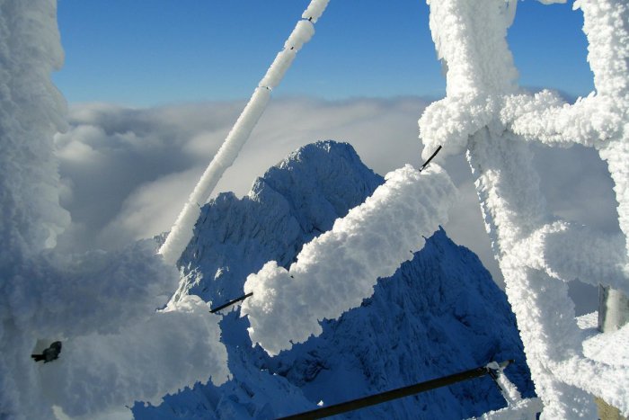 Ilustračný obrázok k článku Na Lomnickom štíte neustále pribúda sneh: Hranica sa bude znižovať