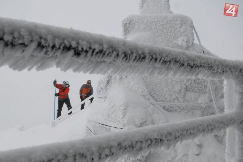 Ilustračný obrázok k článku Vysoké Tatry sa prikrývajú bielou perinou. Na Lomnickom štíte husto sneží