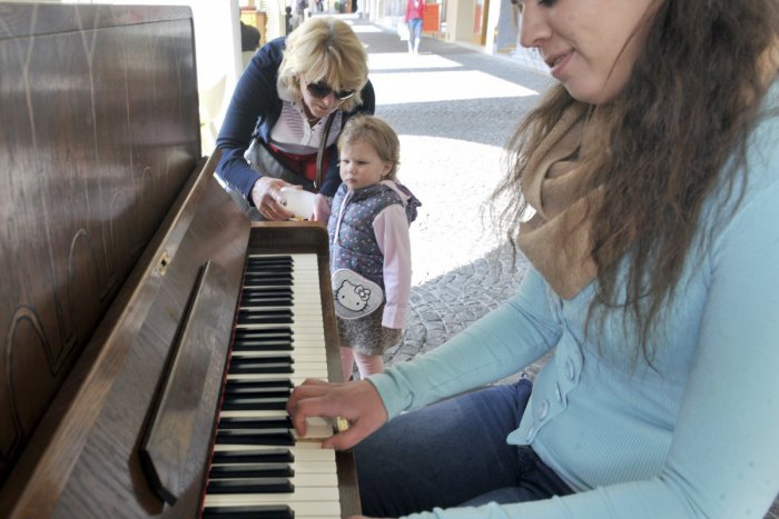 Ilustračný obrázok k článku Koncertná sieň priamo na námestí: Pianíno vyhráva domácim i turistom
