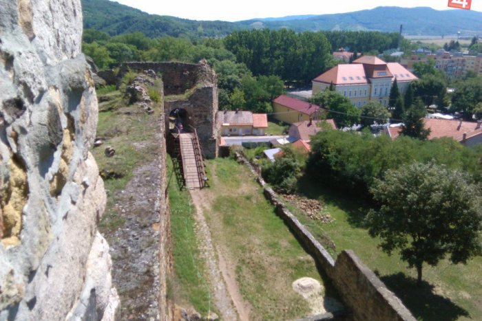 Ilustračný obrázok k článku Fiľakovský hrad láka aj zahraničných turistov. V čom sa Maďari líšia od Slovákov?