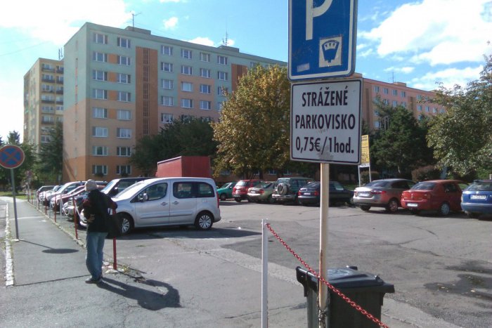 Ilustračný obrázok k článku FOTO: Lučenčania nemohli na parkovisko. Zablokovaný vstup riešila polícia