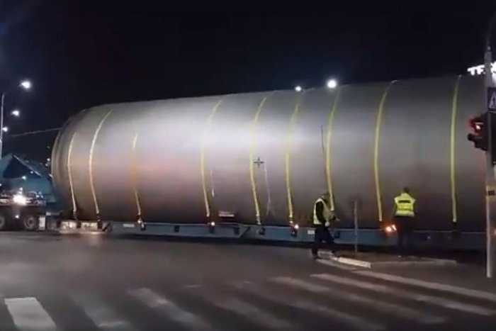 Ilustračný obrázok k článku VIDEO: Centrom Nitry prechádzal poriadny kolos, vážil cez 130 ton!