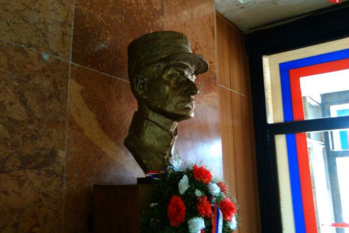 Ilustračný obrázok k článku FOTO: Záhada busty Štefánika na lučeneckom úrade vyriešená. Zistili sme viac!