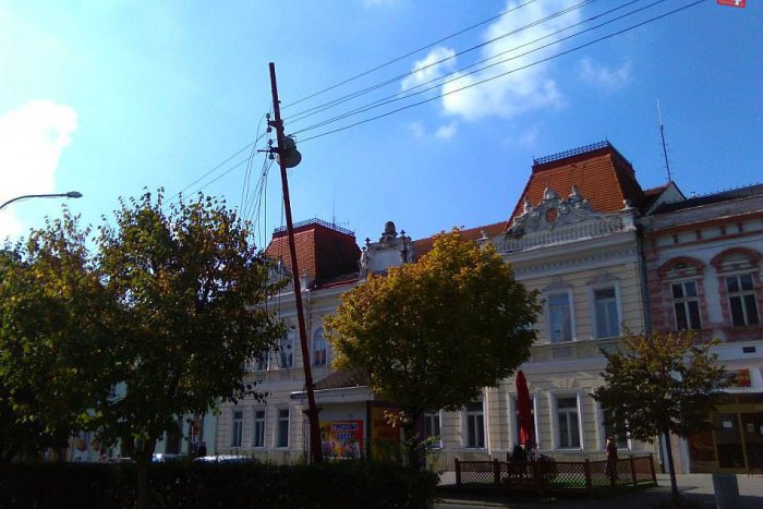 Ilustračný obrázok k článku FOTO: Skláňajú sa nad Lučenčanmi. Čo na nebezpečne vyzerajúce stĺpy hovorí mesto?