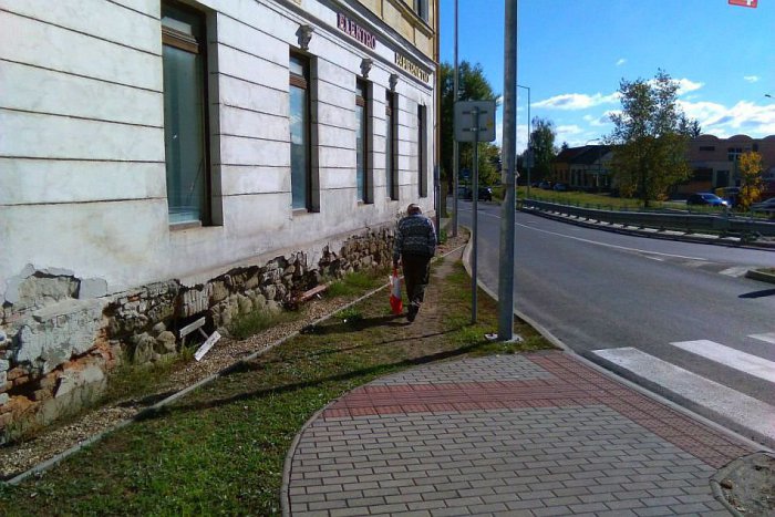 Ilustračný obrázok k článku FOTO: Ľudia iba krútia hlavami. Kus chodníka v Lučenci nemá kto postaviť
