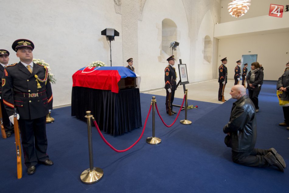 Ilustračný obrázok k článku OBRAZOM: Verejnosť sa lúči s prvým prezidentom Slovenskej republiky