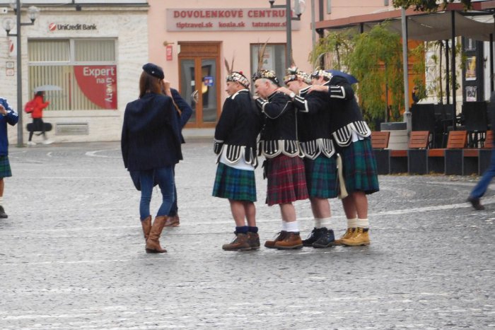 Ilustračný obrázok k článku Škóti spoznávali Trnavu v typických sukniach: Toto sú ich postrehy z mesta!
