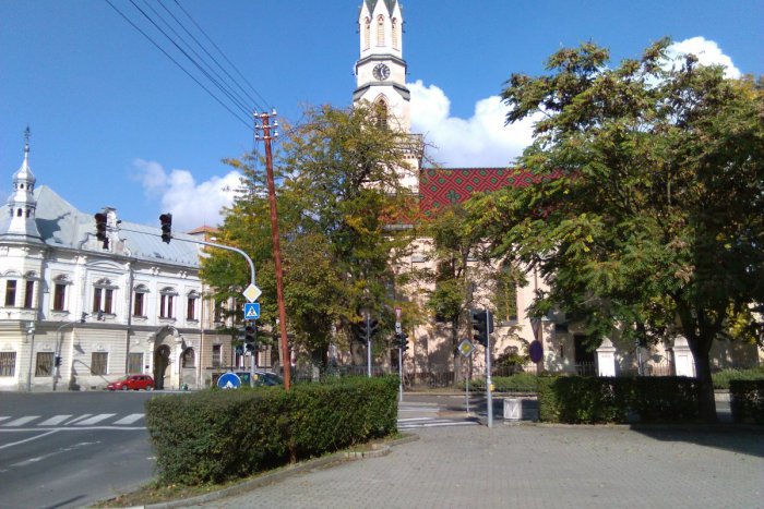 Ilustračný obrázok k článku FOTO: Naklonené stĺpy v centre Lučenca sa nepáčia ani mestu. Dôjde k náprave?