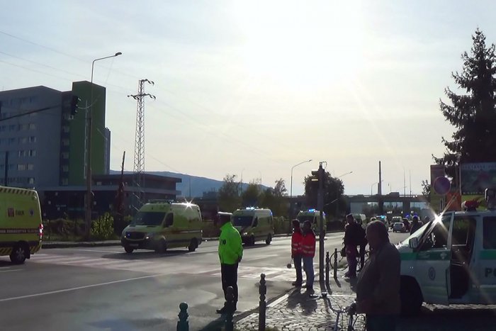 Ilustračný obrázok k článku VIDEOZÁZNAM: Ulicami Humenného jazdili desiatky húkajúcich sanitiek