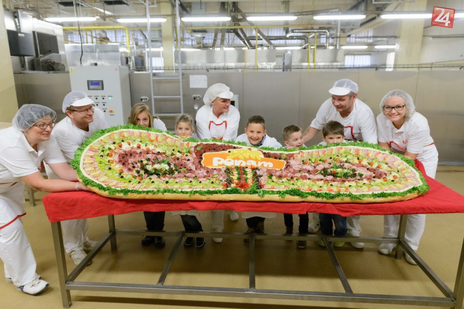 Ilustračný obrázok k článku Nitrianskym pekárom sa podaril parádny rekord: Pripravili obrí obložený chlebík