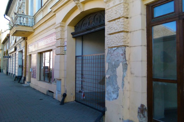 Ilustračný obrázok k článku FOTO: Nebezpečné miesto v Lučenci konečne neprístupné. Kto zamrežoval podchod?