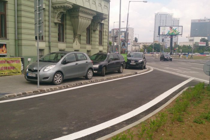 Ilustračný obrázok k článku Riešenie parkovania v Bratislave? Menej áut v meste a viac miesta pre rezidentov
