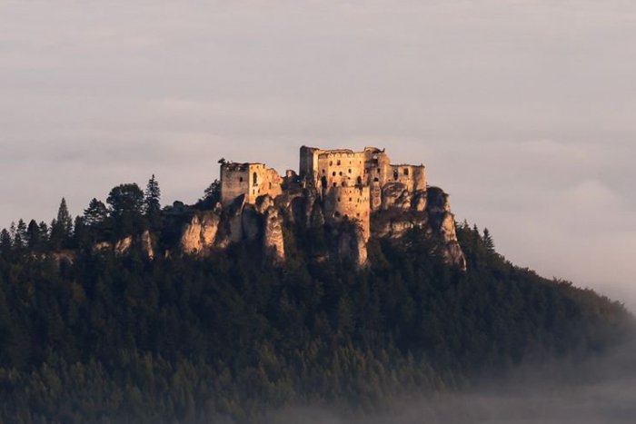 Ilustračný obrázok k článku Tip na výlet v okolí Žiliny: Lietavský hrad s nádherným výhľadom a nielen to...
