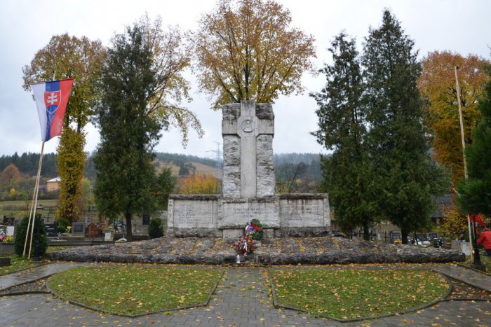 Pomník obetiam černovskej masakry.