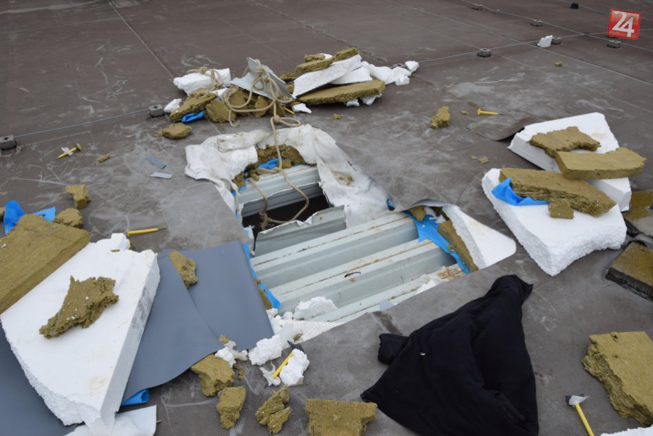 Ilustračný obrázok k článku Nočná krádež v obchodnom centre: Zlodej sa spustil po lane, škoda za 14-tisíc eur