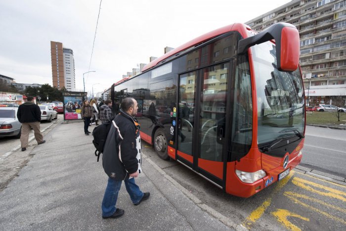 Ilustračný obrázok k článku Na cintorín bez tlačenice v autobuse. Dopravu počas Dušičiek a prázdnin posilnia