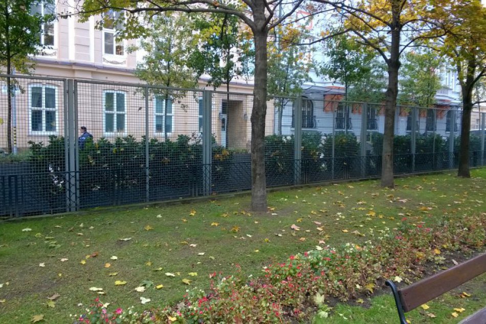 Ilustračný obrázok k článku Ambasáda USA musí preukázať, že plot je legálnou stavbou. Inak bude odstránený