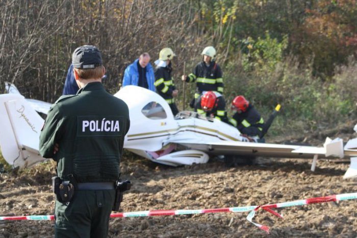 Ilustračný obrázok k článku FOTO: Pri Koši spadlo do poľa malé športové lietadlo, pilot robil skúšky