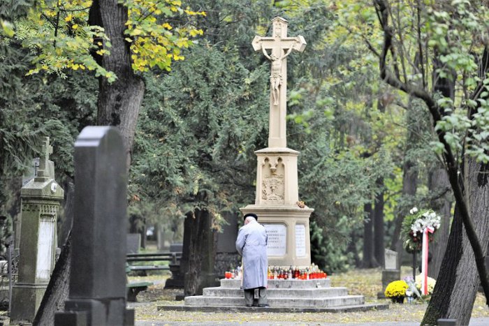 Ilustračný obrázok k článku Príbehy cintorínov: Na Ondrejskom odpočíva bratislavský Robinson, Schöne Náci aj Satinský