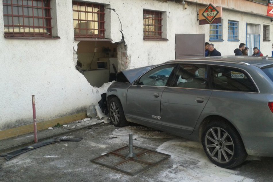 Ilustračný obrázok k článku FOTO: Auto urobilo dieru do zimného štadióna v Považskej Bystrici