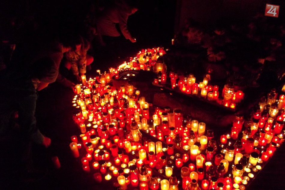 Ilustračný obrázok k článku V Hlohovci zavládla dušičková atmosféra: Cintorín rozžiarili stovky svetielok, FOTO