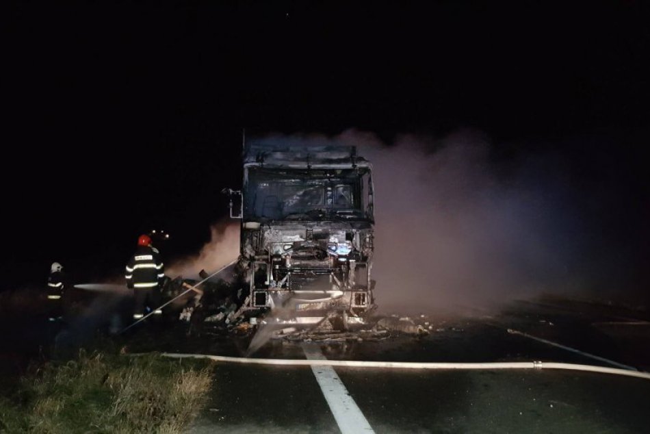 Ilustračný obrázok k článku Zábery priamo z miesta: Kamión zhorel do tla