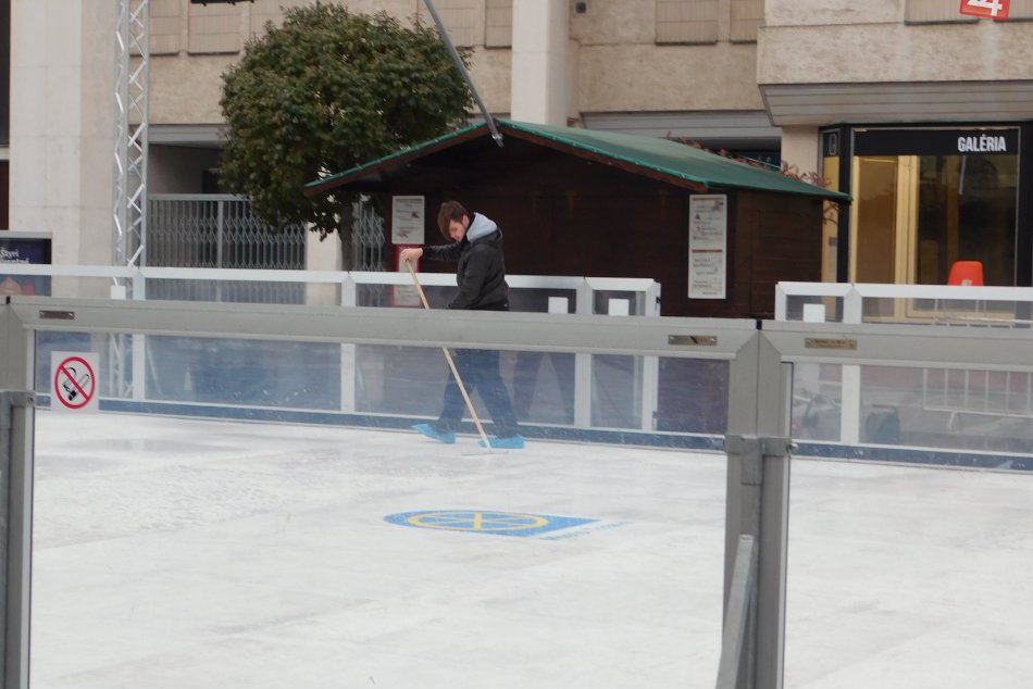 Ilustračný obrázok k článku Milovníci korčuľovania sa môžu tešiť: V Trnave už postavili klzisko, FOTO