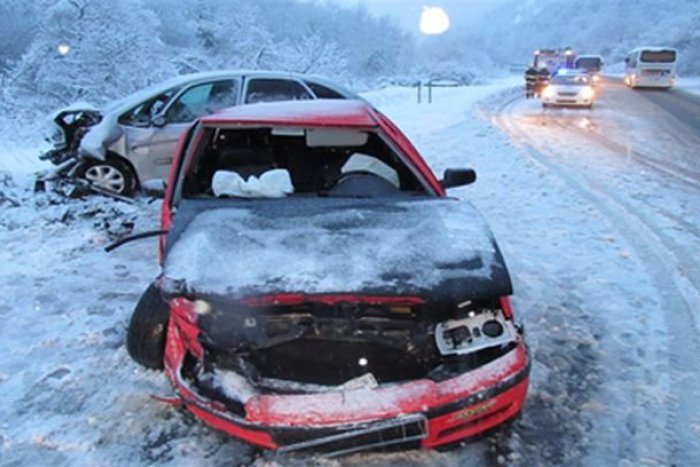 Ilustračný obrázok k článku VIDEO: Ako jazdiť bezpečne v zimnom období? Nástrahami sú aquaplaning a poľadovica
