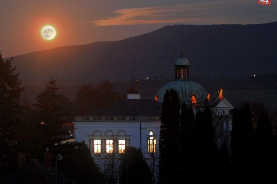 Ilustračný obrázok k článku FOTO: Supermesiac predvádzal svoje nebeské divadlo, takto žiaril v našich končinách