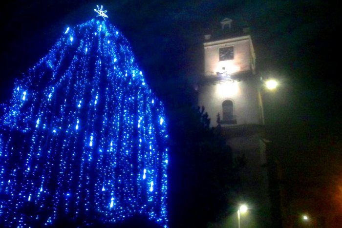Ilustračný obrázok k článku V meste vyčarí pravú vianočnú atmosféru: Vieme, kedy v Hlohovci rozsvietia stromček