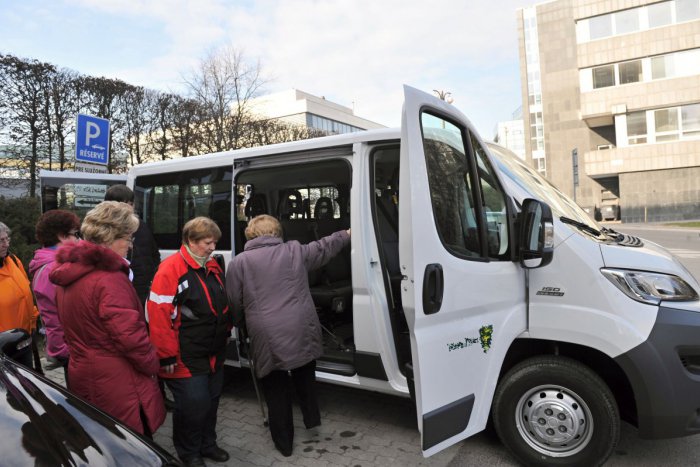 Ilustračný obrázok k článku Sociálne taxíky v Brezne využíva čoraz viac ľudí. Od mesta získajú desaťtisíce eur.