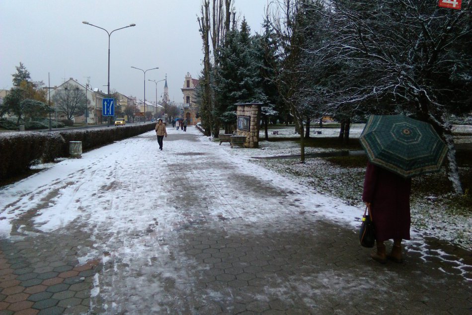 Ilustračný obrázok k článku FOTO: Perinbaba sa previedla už aj v Lučenci. Prvý sneh v uliciach mesta