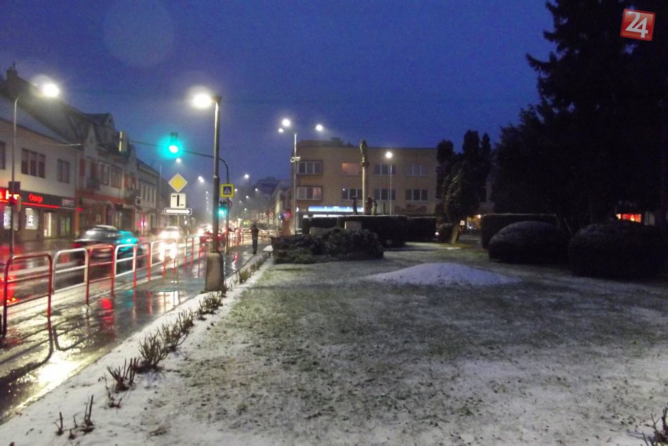 Ilustračný obrázok k článku Hlohovec sa zobudil do bieleho rána: Perinbaba sa postarala o prvý sneh! FOTO