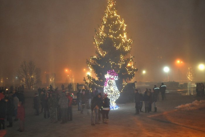 Ilustračný obrázok k článku Pomôžte skrášliť Lučenec počas sviatkov. Mesto hľadá vianočný stromček