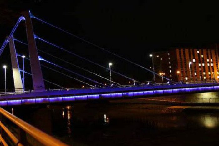 Ilustračný obrázok k článku Nitra sa pripojí k charitatívnej myšlienke: Chrenovský most zasvieti na modro