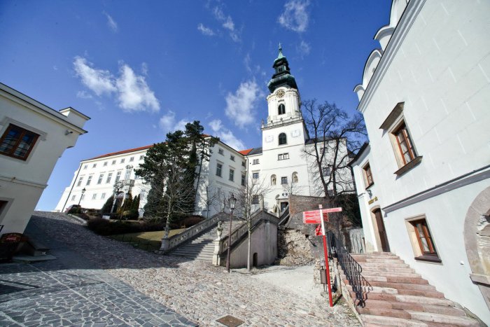 Ilustračný obrázok k článku Chodník z parku na Nitriansky hrad je vyčistený: Tento rok ešte otvorený nebude