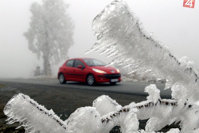 Ilustračný obrázok k článku Vodiči, buďte na cestách opatrní: Meteorológovia varujú náš okres pred poľadovicou