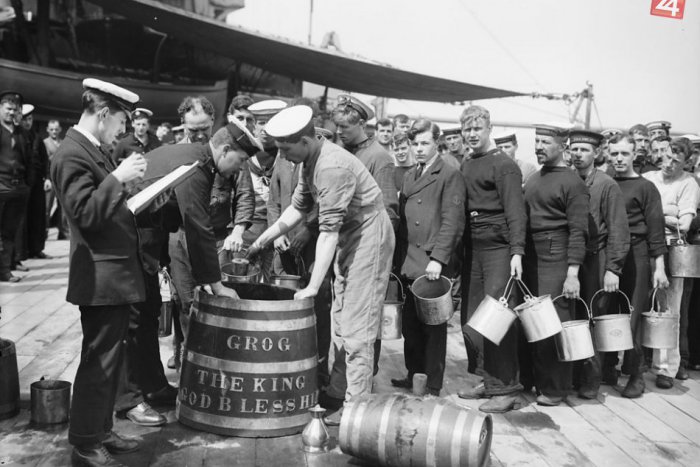 Ilustračný obrázok k článku Grogu, nápoju otrlých námorníkov, dal názov admirálov plášť do dažďa + RECEPTY