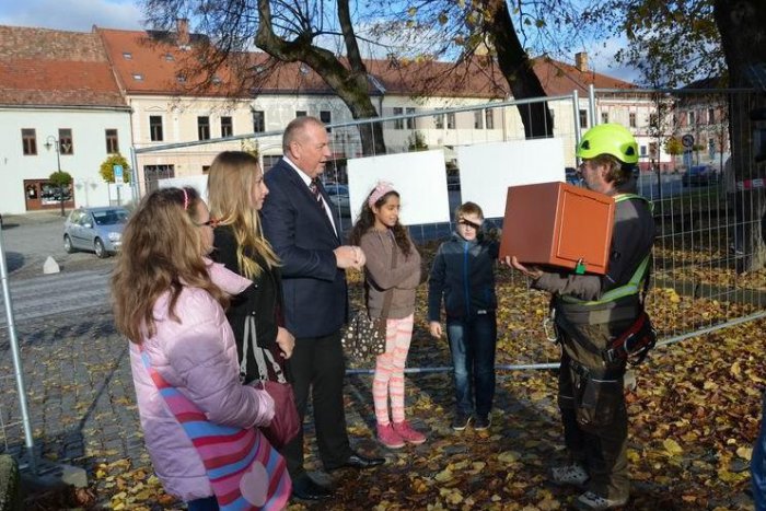 Ilustračný obrázok k článku Zaujímavý čin radnice: Odkazy do budúcnosti uzamknuté v Strážnej veži