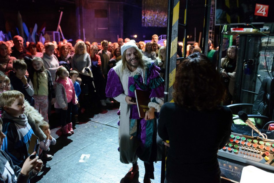 Ilustračný obrázok k článku FOTO: Nitra má za sebou Noc divadiel, desiatkam ľudí sa odkrylo aj zákulisie DAB