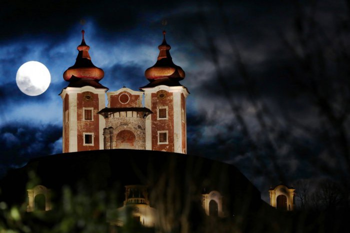 Ilustračný obrázok k článku Fotky nočnej kalvárie sú hitom: Nad Štiavnicou pribudne ďalšie osvetlenie