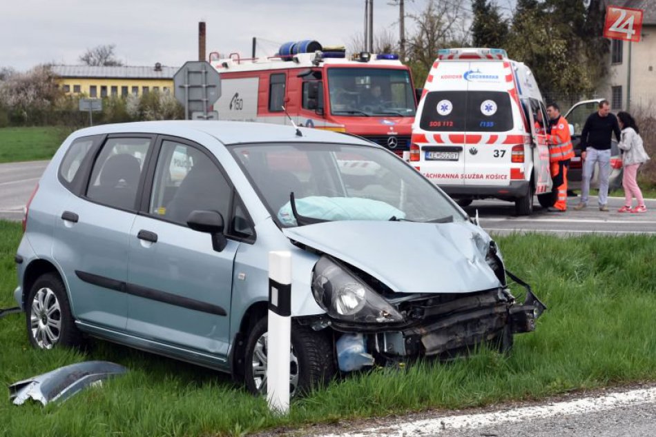 Ilustračný obrázok k článku Nehoda osobného auta v Lučenci. Zranenú osobu odvážala záchranka