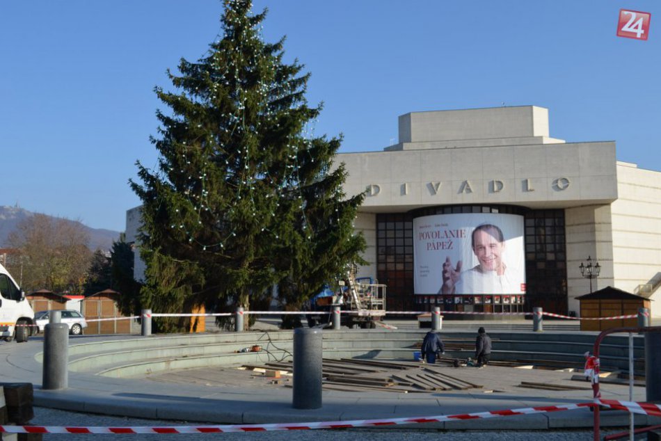 Ilustračný obrázok k článku FOTO: Prípravy Vianočného mestečka vrcholia, stromček na námestí je už ozdobený