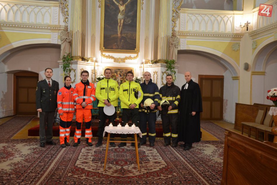 Ilustračný obrázok k článku Do kostola prišli aj hasiči, záchranári a policajti: Spomínali na obete dopravných nehôd