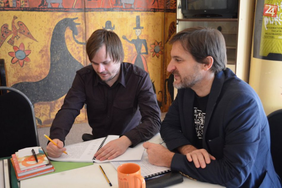 Ilustračný obrázok k článku Napätie na doskách DAB v Nitre: Nová inscenácia položí otázky života a smrti