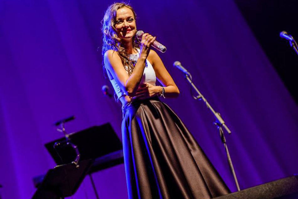 Ilustračný obrázok k článku SÚŤAŽ o lístky: Na vianočnom koncerte zahviezdi speváčka Nika Karch spolu so známymi hosťami